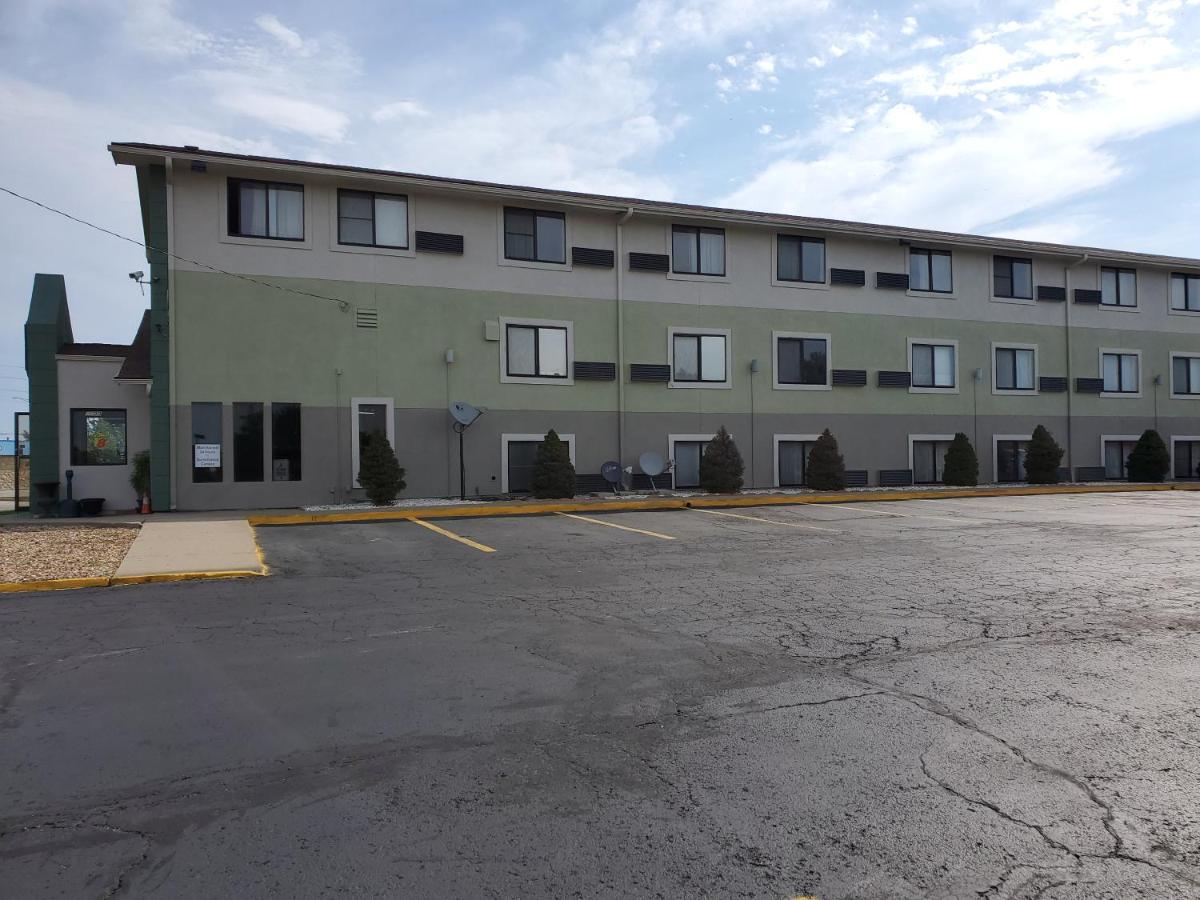 Super 8 By Wyndham Kansas City At Barry Road/Airport Екстериор снимка