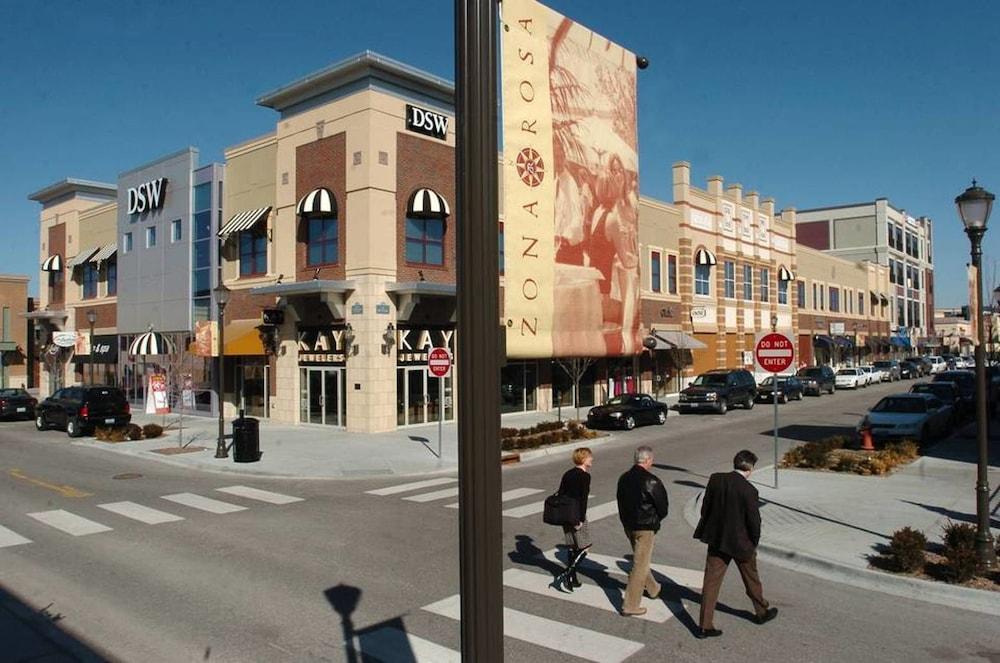 Super 8 By Wyndham Kansas City At Barry Road/Airport Екстериор снимка