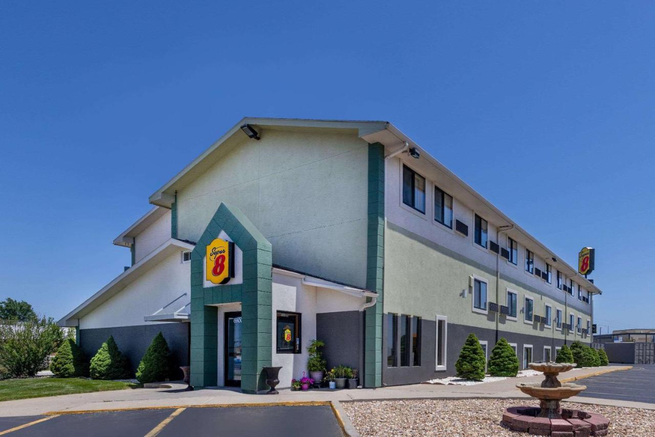Super 8 By Wyndham Kansas City At Barry Road/Airport Екстериор снимка
