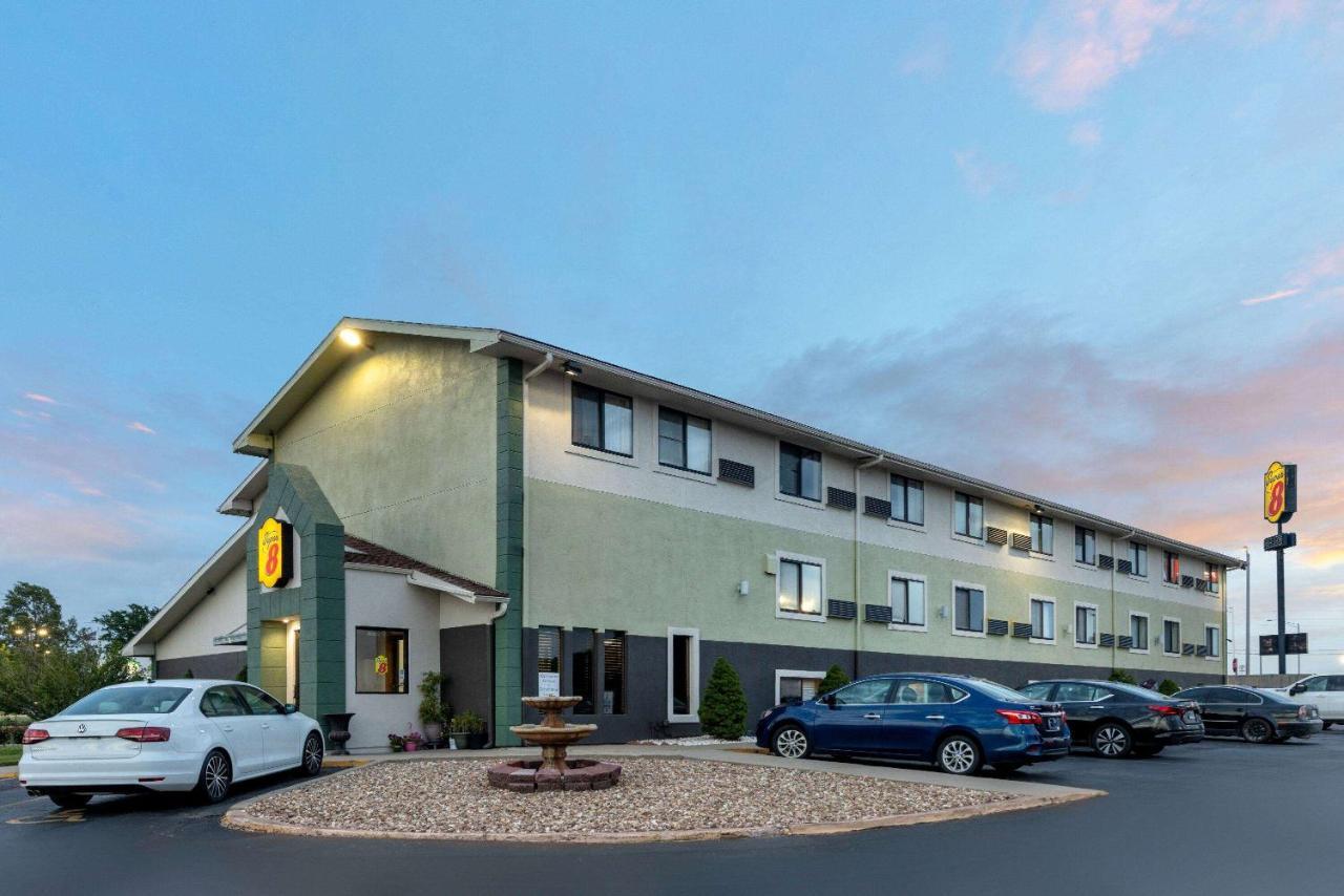 Super 8 By Wyndham Kansas City At Barry Road/Airport Екстериор снимка