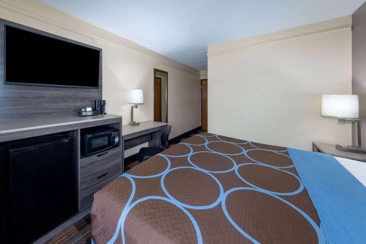 Super 8 By Wyndham Kansas City At Barry Road/Airport Екстериор снимка