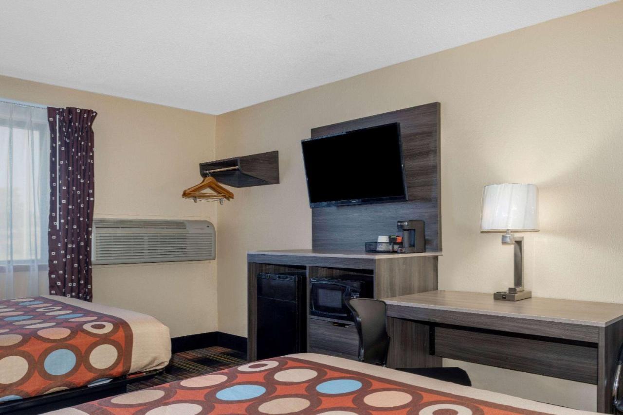 Super 8 By Wyndham Kansas City At Barry Road/Airport Екстериор снимка