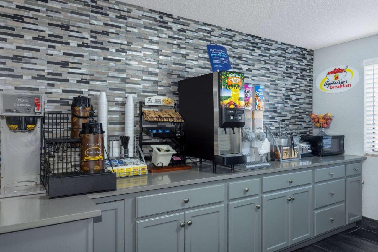 Super 8 By Wyndham Kansas City At Barry Road/Airport Екстериор снимка