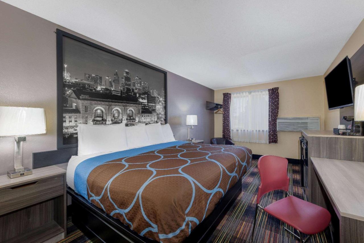 Super 8 By Wyndham Kansas City At Barry Road/Airport Екстериор снимка