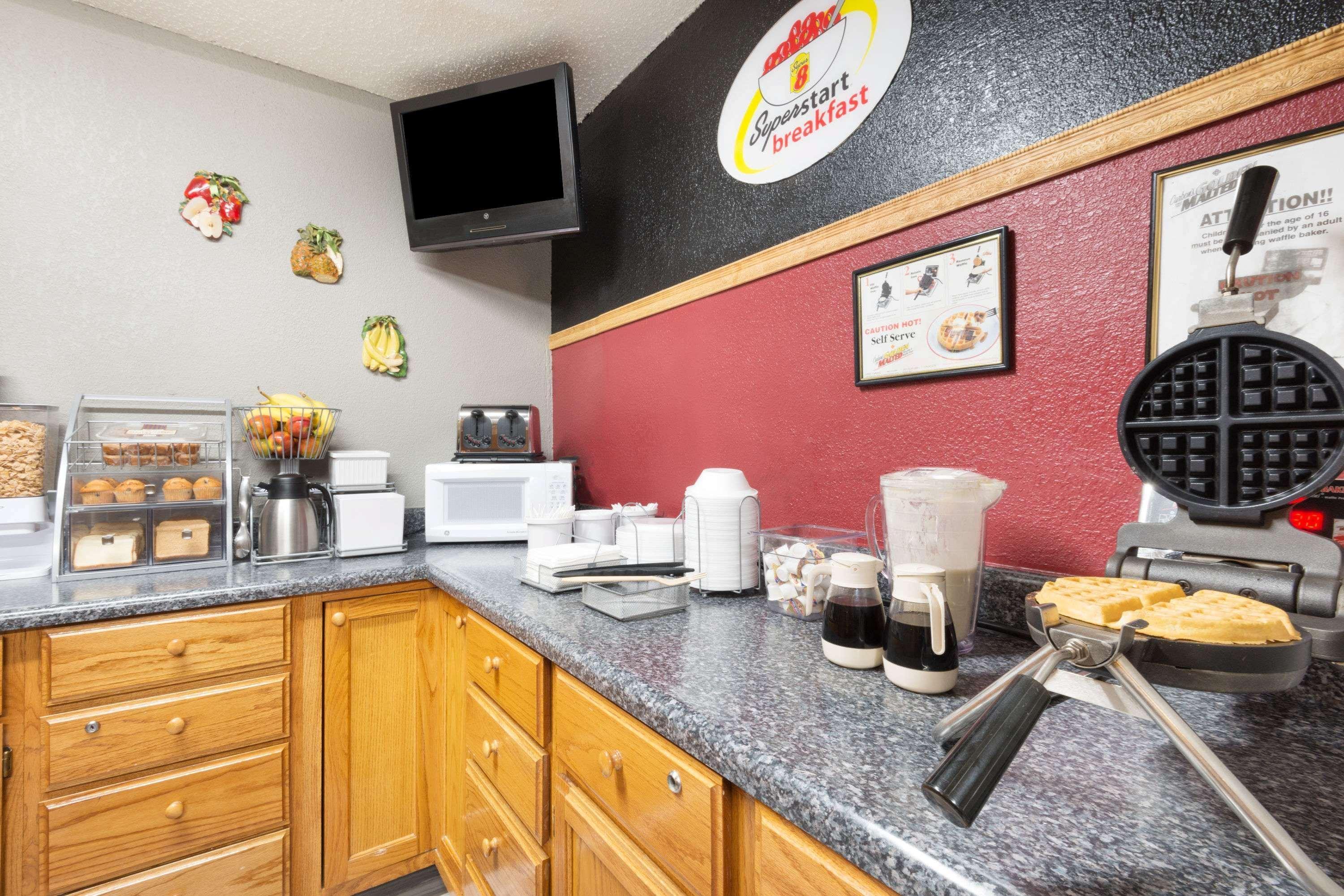 Super 8 By Wyndham Kansas City At Barry Road/Airport Екстериор снимка