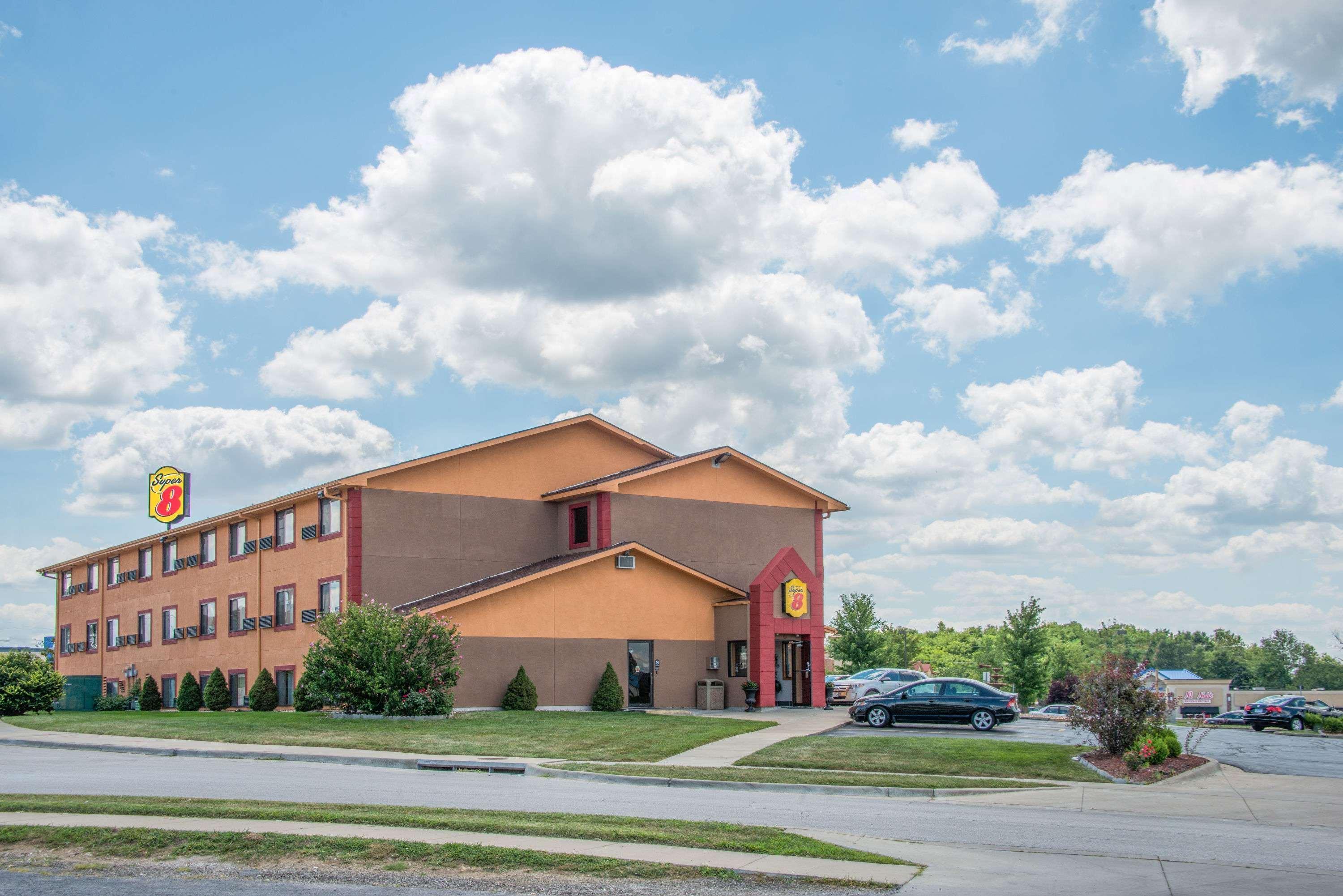 Super 8 By Wyndham Kansas City At Barry Road/Airport Екстериор снимка