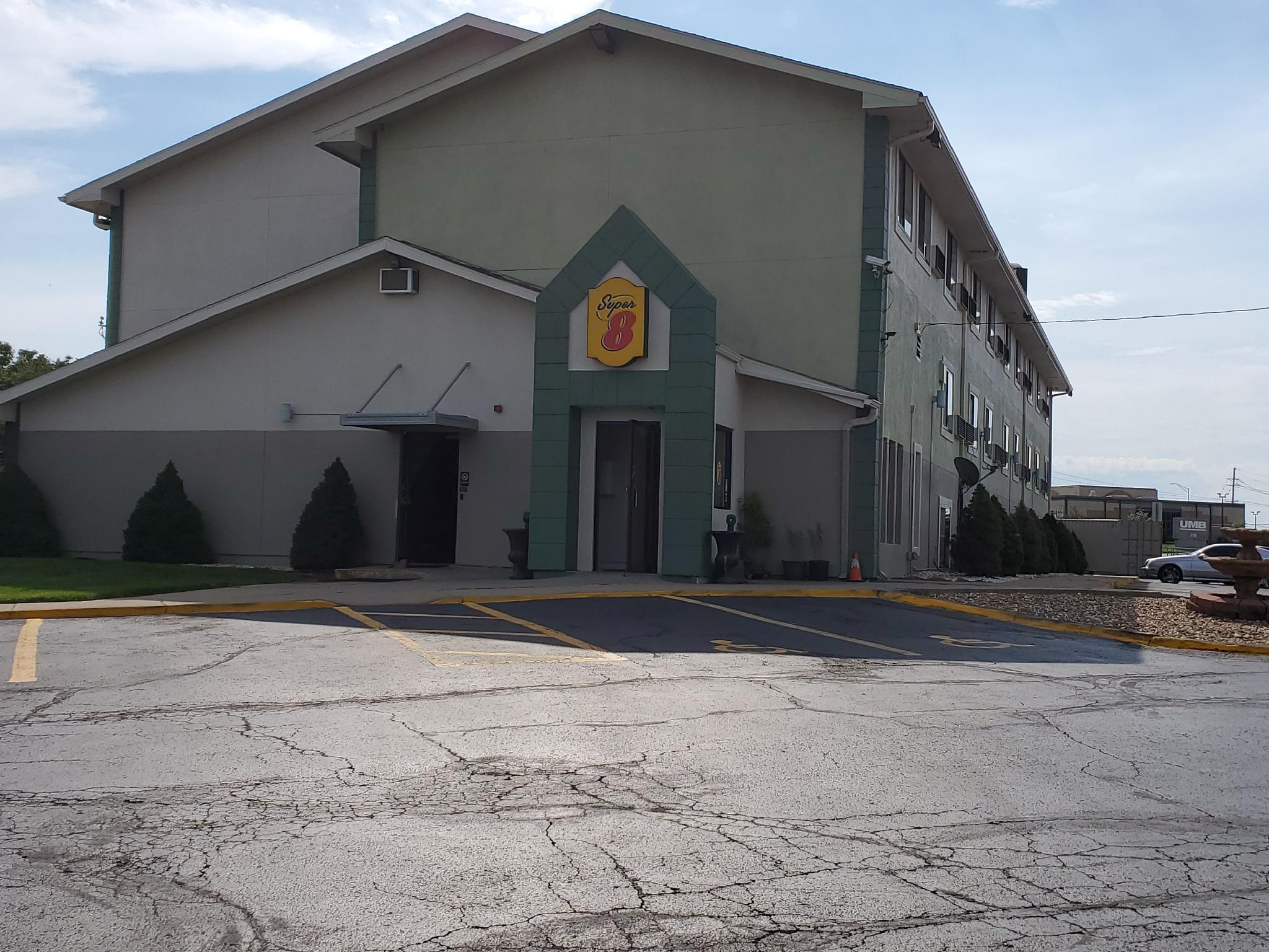 Super 8 By Wyndham Kansas City At Barry Road/Airport Екстериор снимка