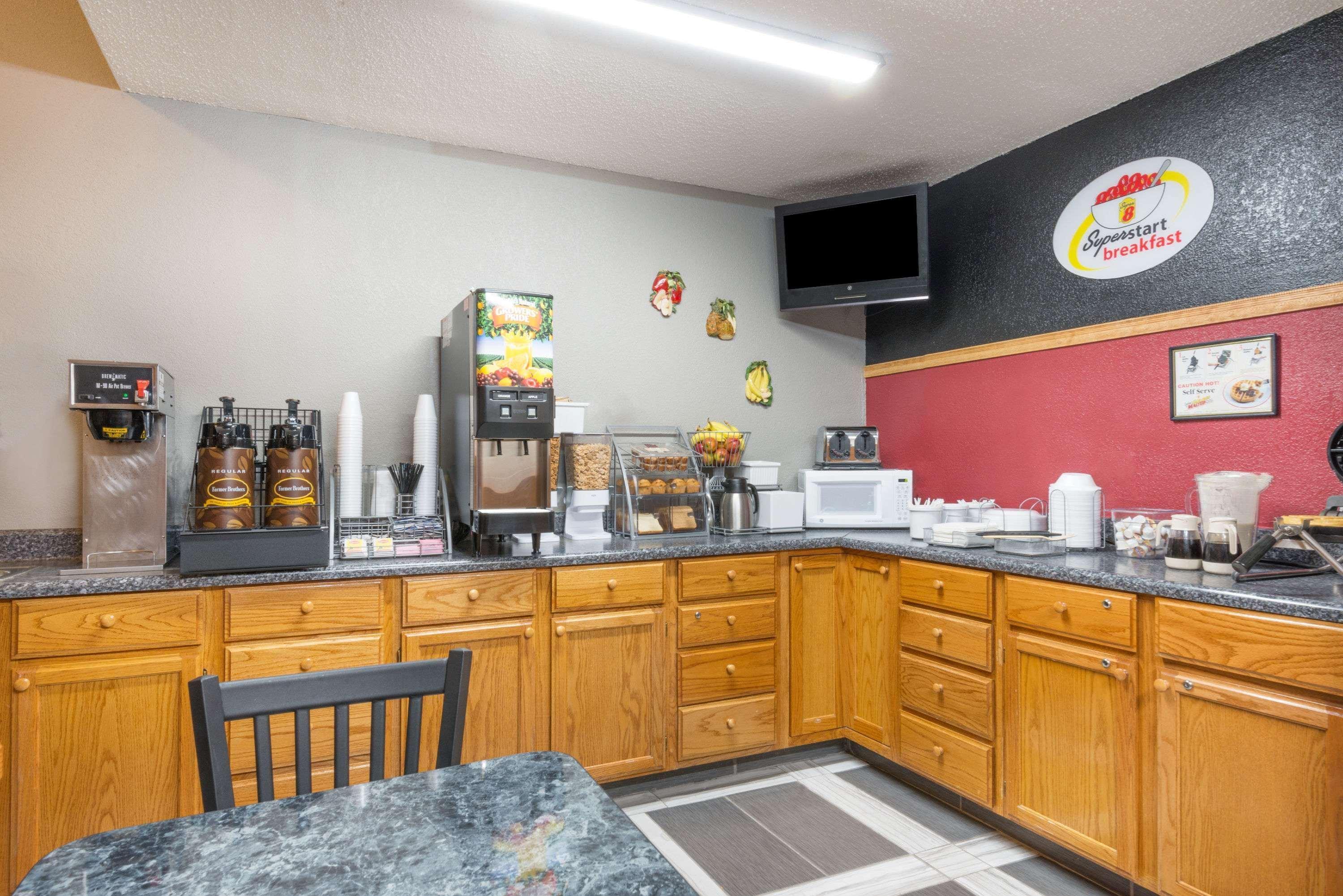 Super 8 By Wyndham Kansas City At Barry Road/Airport Екстериор снимка