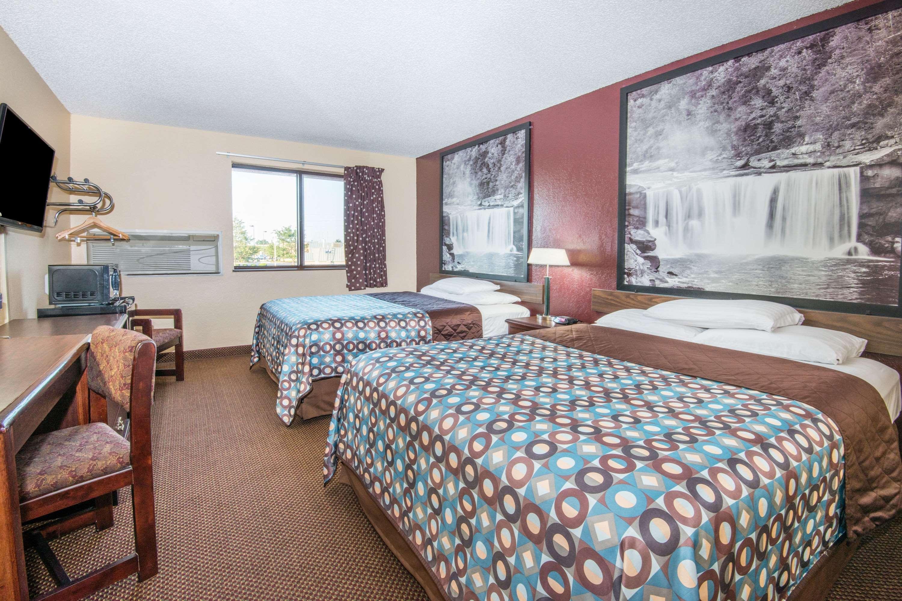 Super 8 By Wyndham Kansas City At Barry Road/Airport Екстериор снимка