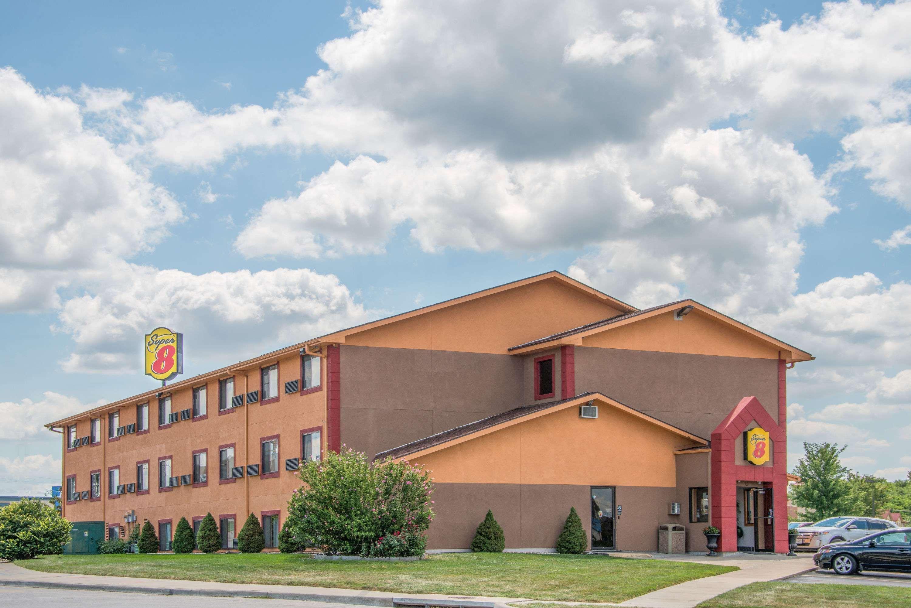 Super 8 By Wyndham Kansas City At Barry Road/Airport Екстериор снимка