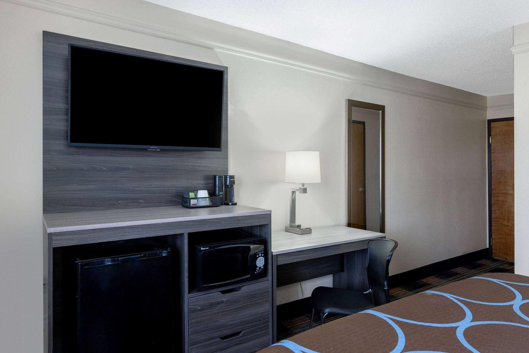 Super 8 By Wyndham Kansas City At Barry Road/Airport Екстериор снимка