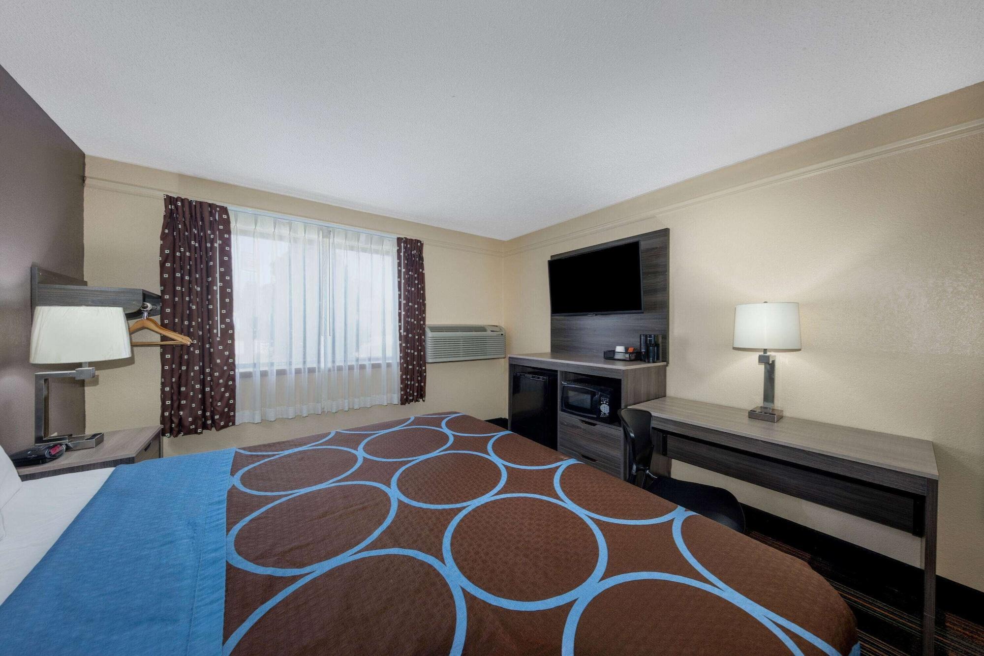 Super 8 By Wyndham Kansas City At Barry Road/Airport Екстериор снимка