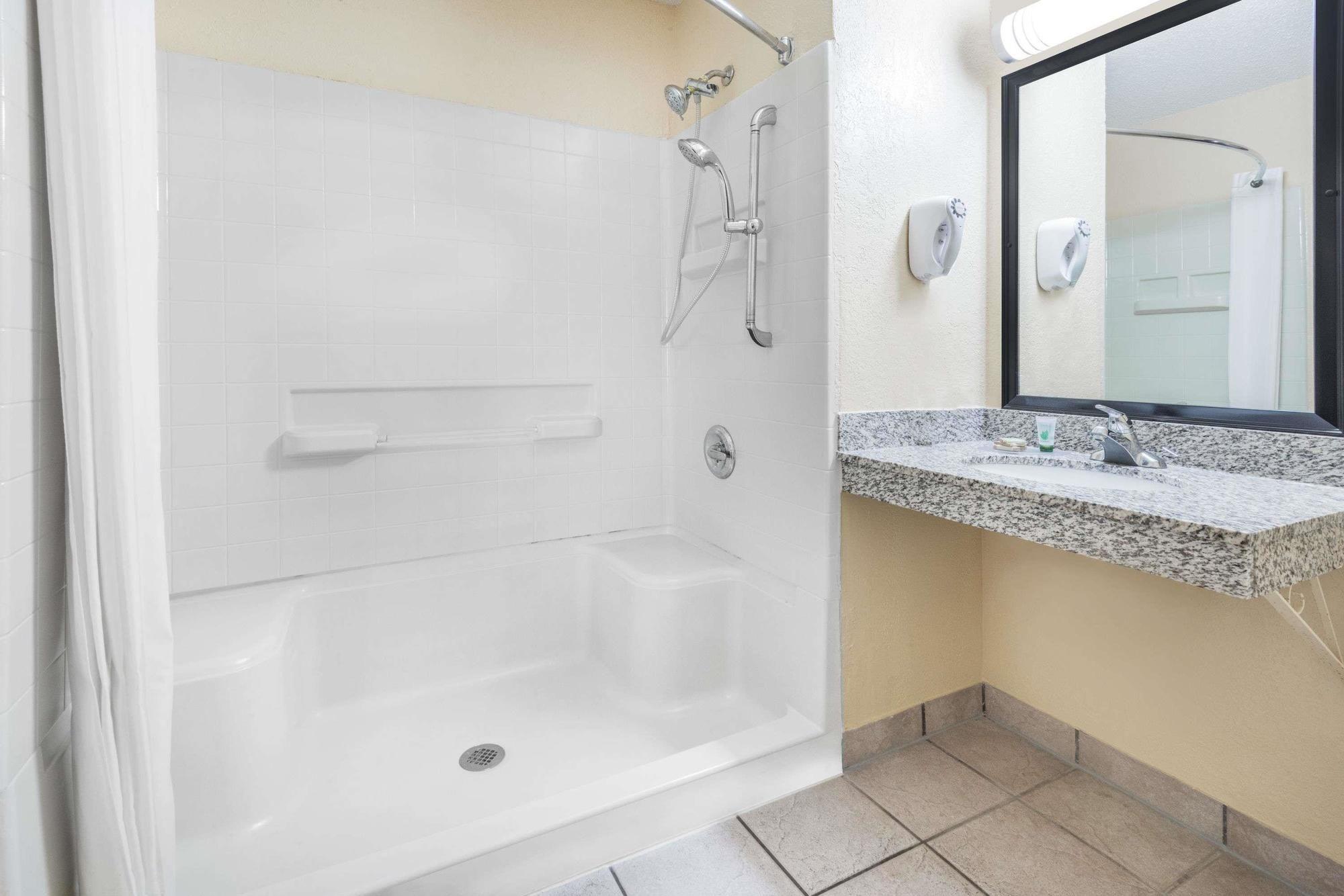Super 8 By Wyndham Kansas City At Barry Road/Airport Екстериор снимка