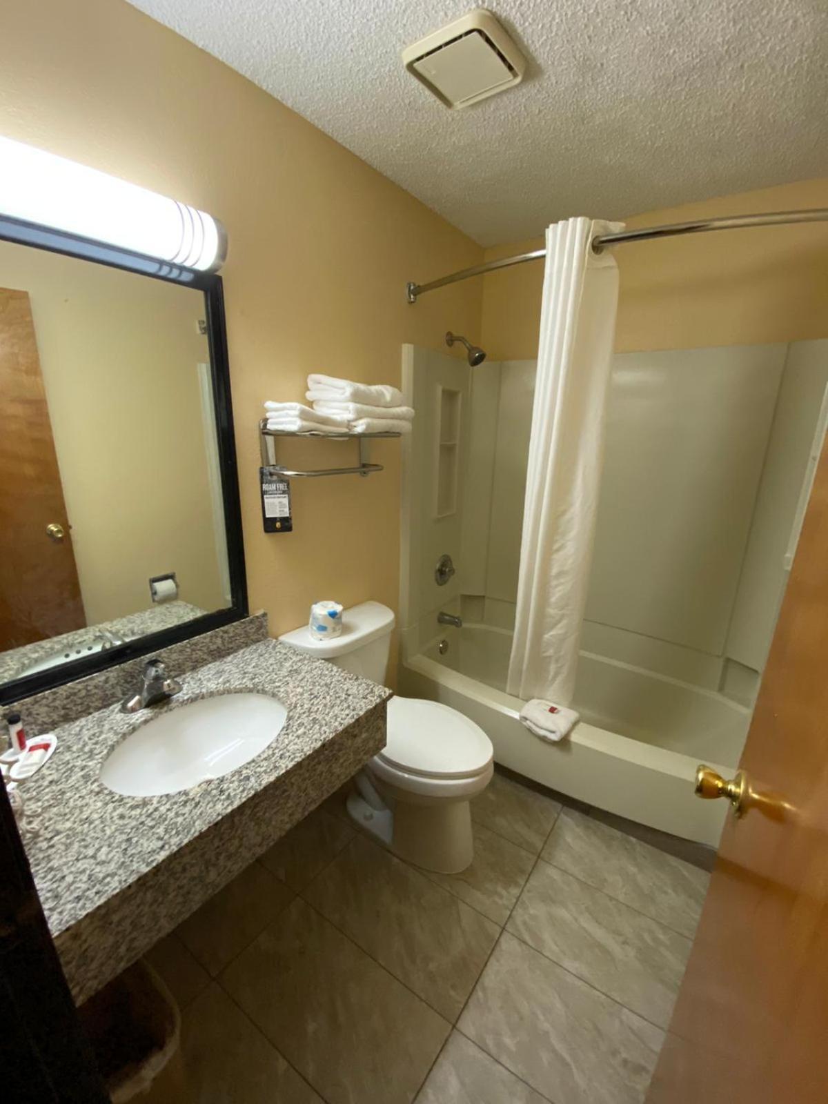 Super 8 By Wyndham Kansas City At Barry Road/Airport Екстериор снимка