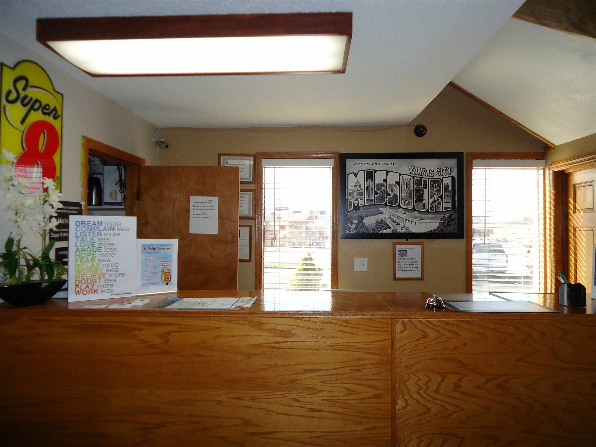 Super 8 By Wyndham Kansas City At Barry Road/Airport Екстериор снимка