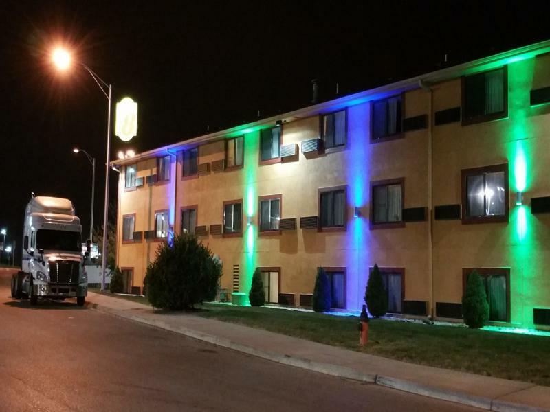 Super 8 By Wyndham Kansas City At Barry Road/Airport Екстериор снимка