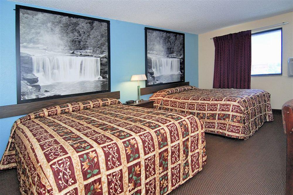 Super 8 By Wyndham Kansas City At Barry Road/Airport Екстериор снимка