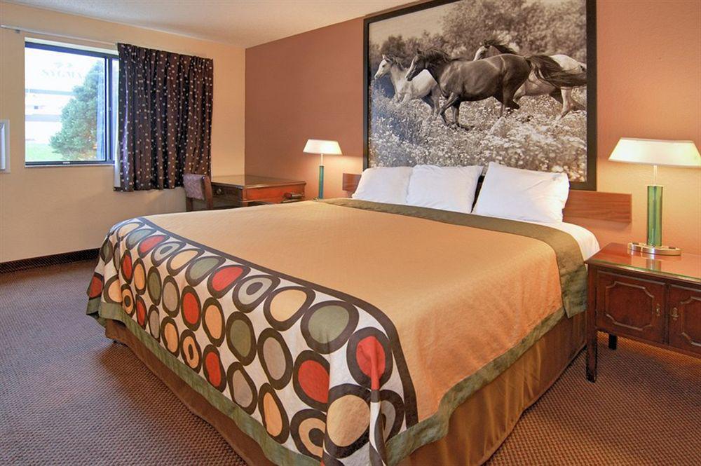 Super 8 By Wyndham Kansas City At Barry Road/Airport Екстериор снимка