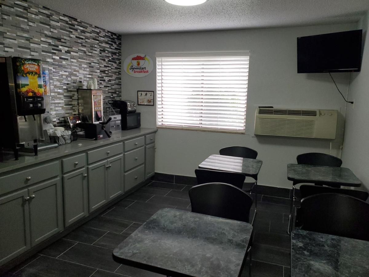 Super 8 By Wyndham Kansas City At Barry Road/Airport Екстериор снимка